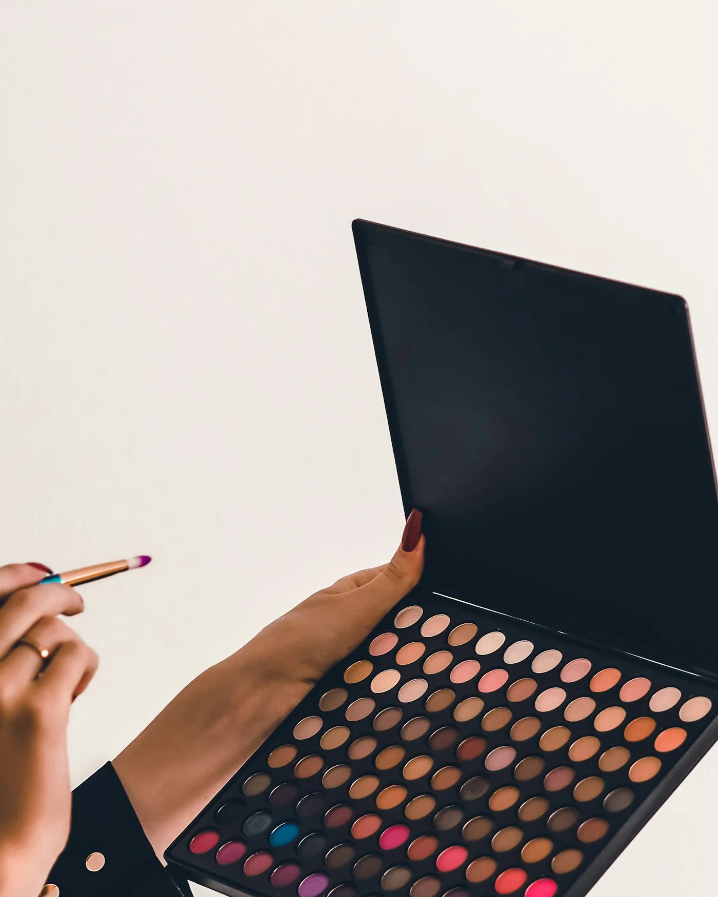 Open 88-colour eyeshadow palette with a brush — detail